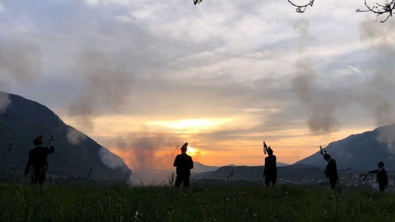 Die Böllerschützen von Karlstein schießen zu ihrem Jubiläum einen morgendlichen Weckruf über den Reichenhaller Talkessel. – Bild: Sylvia von Miller /​ BR /​ BR/​Sylvia von Miller