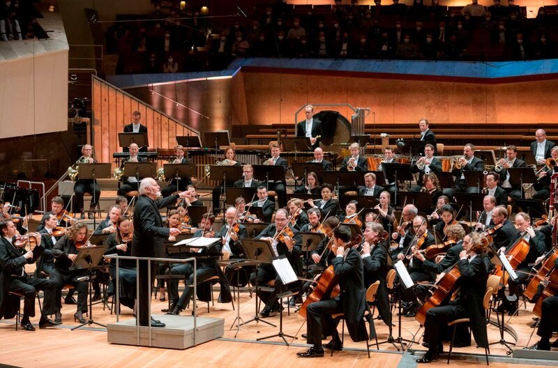 ARD/rbb JOHN WILLIAMS DIRIGIERT JOHN WILLIAMS, „mit den Berliner Philharmonikern“, am Sonntag (02.01.22) um 12:10 Uhr im ERSTEN. John Williams hat mit seinen Filmmusiken Kino-Geschichte geschrieben und ganze Generationen in seine musikalischen Welten entf√ºhrt. Er hat die Soundtracks f√ºr Kino-Blockbuster wie ‚ÄûStar Wars‘Äú, ‚ÄûJurassic Parc‘Äú, ‚ÄûE.T.‘Äú oder ‚ÄûHarry Potter‘Äú komponiert. Bei diesem Konzert dirigiert er einige seiner ber√ºhmtesten Filmklassiker. Gleichzeit ist das sein Deb√ºt am Pult der Berliner Philharmoniker. M√∂ge die Macht mit ihm sein ‚Ķ – John Williams und die Berliner Philharmoniker. ¬© rbb/Monika Rittershaus, honorarfrei – Verwendung gem√§√ü der AGB im engen inhaltlichen, redaktionellen Zusammenhang mit genannter rbb-Sendung bei Nennung „Bild: rbb/Monika Rittershaus“ (S2+). rbb Presse & Information, Masurenallee 8–14, 14057 Berlin, Tel: 030/97 99 3–12118 oder -12116, pressefoto@rbb-online.de – Bild: rbb/Monika Rittershaus / rbb Presse & Information ARD/rbb JOHN WILLIAMS DIRIGIERT JOHN WILLIAMS, „mit den Berliner Philharmonikern“, am Sonntag (02.01.22) um 12:10 Uhr im ERSTEN. John Williams hat mit seinen Filmmusiken Kino-Geschichte geschrieben und ganze Generationen in seine musikalischen Welten entf√ºhrt. Er hat die Soundtracks f√ºr Kino-Blockbuster wie ‚ÄûStar Wars‘Äú, ‚ÄûJurassic Parc‘Äú, ‚ÄûE.T.‘Äú oder ‚ÄûHarry Potter‘Äú komponiert. Bei diesem Konzert dirigiert er einige seiner ber√ºhmtesten Filmklassiker. Gleichzeit ist das sein Deb√ºt am Pult der Berliner Philharmoniker. M√∂ge die Macht mit ihm sein ‚Ķ – John Williams und die Berliner Philharmoniker. ¬© rbb/Monika Rittershaus, honorarfrei – Verwendung gem√§√ü der AGB im engen inhaltlichen, redaktionellen Zusammenhang mit genannter rbb-Sendung bei Nennung „Bild: rbb/Monika Rittershaus“ (S2+). rbb Presse & Information, Masurenallee 8–14, 14057 Berlin, Tel: 030/97 99 3–12118 oder -12116, pressefoto@rbb-online.de – Bild: rbb/Monika Rittershaus / rbb Presse & Information