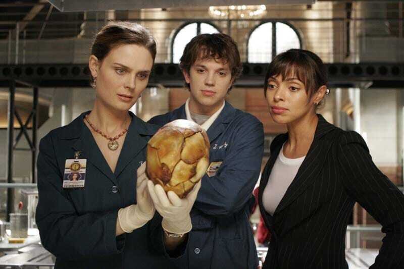 Bei der Begutachtung des Schädels kommen Brennan (Emily Deschanel, l.), Zack (Eric Millegan) und Cam (Tamara Taylor) der Identität des verbrannten Leichnams auf die Spur. – Bild: TV4