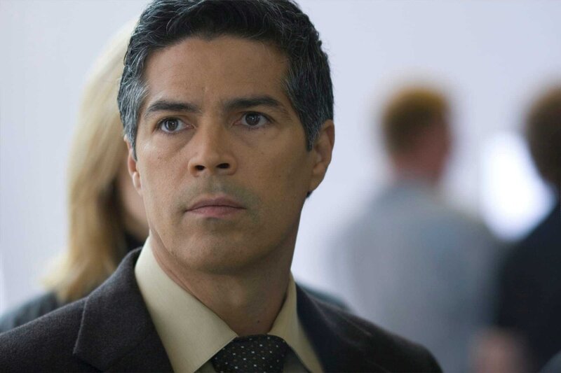 Enemy“ -- Pictured: Esai Morales as Joseph Adama -- Photo by: Eike Schroter/​Syfy – Bild: 2009 Universal Network Television LLC ©SYFY Photocredit Mandatory, Editorial Use Only, NO archive, NO Resale