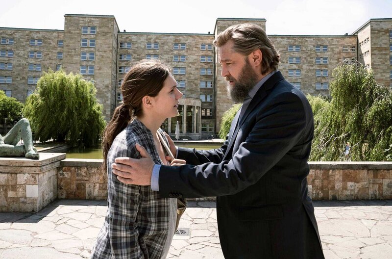Nicole Lehnert (Lilith Häßle) und Friedrich Benning (Nicki von Tempelhoff). – Bild: HR/​Bettina Müller