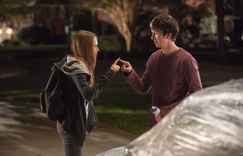  Longtime neighbors Margo (Cara Delevingne) and Quentin (Nat Wolff) reconnect in a memorable way. – Bild: 2015 Twentieth Century Fox Film Corporation. All rights reserved. Lizenzbild frei