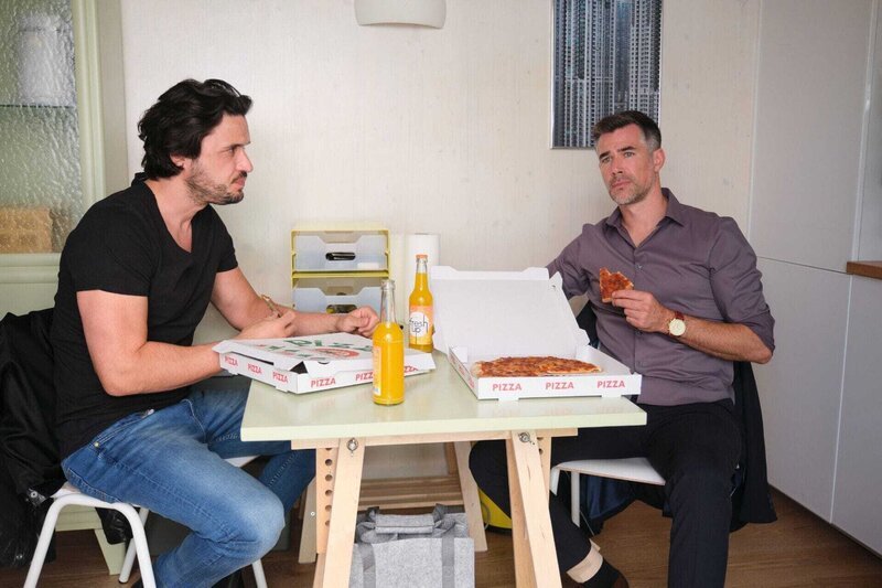 Dominic (Jo Weil, r.) muss sich dem Gedanken öffnen, Eva loszulassen. Links Jakob (Alexander Huber) – Bild: RTL /​ Stefan Behrens /​ Folge 7208