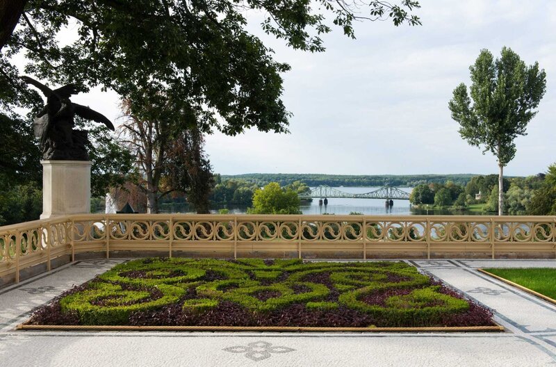 Hermann von Pückler gestaltete den Park Babelsberg als „begehbares Gemälde“. Der Gartenkünstler inszenierte den weitläufigen Park mit großen Effekten. Er schuf ein gärtnerisches Gesamtkunstwerk, das die Besucher heute noch erleben können. Die Ausstellung „Pückler.Babelsberg“ im Schloss Babelsberg erzählt die Geschichte des Gartenzauberers und seines Paradieses an der Havel. – Goldene Terrasse – Bild: rbb/Leo Seidel Hermann von Pückler gestaltete den Park Babelsberg als „begehbares Gemälde“. Der Gartenkünstler inszenierte den weitläufigen Park mit großen Effekten. Er schuf ein gärtnerisches Gesamtkunstwerk, das die Besucher heute noch erleben können. Die Ausstellung „Pückler.Babelsberg“ im Schloss Babelsberg erzählt die Geschichte des Gartenzauberers und seines Paradieses an der Havel. – Goldene Terrasse – Bild: rbb/Leo Seidel