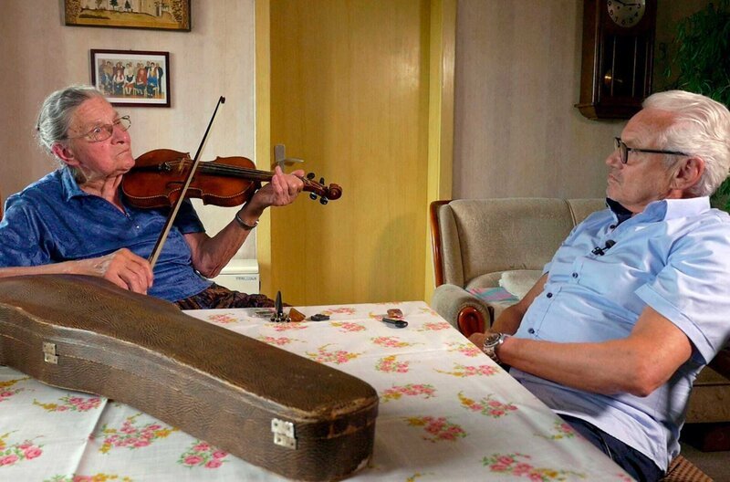 Stefanie Pfeffer aus Baisingen spielt auf einer Geige aus einer „Judenauktion“. Rechts im Bild: Fredy Kahn, Sohn eines Überlebenden aus Baisingen. – Bild: MDR/​Hoferichter und Jacobs