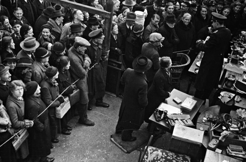 SENDER: ARD – SENDETITEL: Die Versteigerer – UNTERTITEL:  Profiteure des Holocaust – CAPTION:  ARD/​MDR DIE VERSTEIGERER, „Profiteure des Holocaust“, am Montag (29.10.18) um 23:30 Uhr im ERSTEN..Versteigerung Lörrach, Nov 1940.© MDR/​Stadtarchiv Lörrach, honorarfrei – Verwendung gemäß der AGB im engen inhaltlichen, redaktionellen Zusammenhang mit genannter MDR-Sendung bei Nennung „Bild: MDR/​Stadtarchiv Lörrach“ (S2). MDR/​HA Kommunikation, 04360 Leipzig, Tel: (0341) 300 6477 oder – 6463 – Bild: MDR/​Stadtarchiv Lörrach