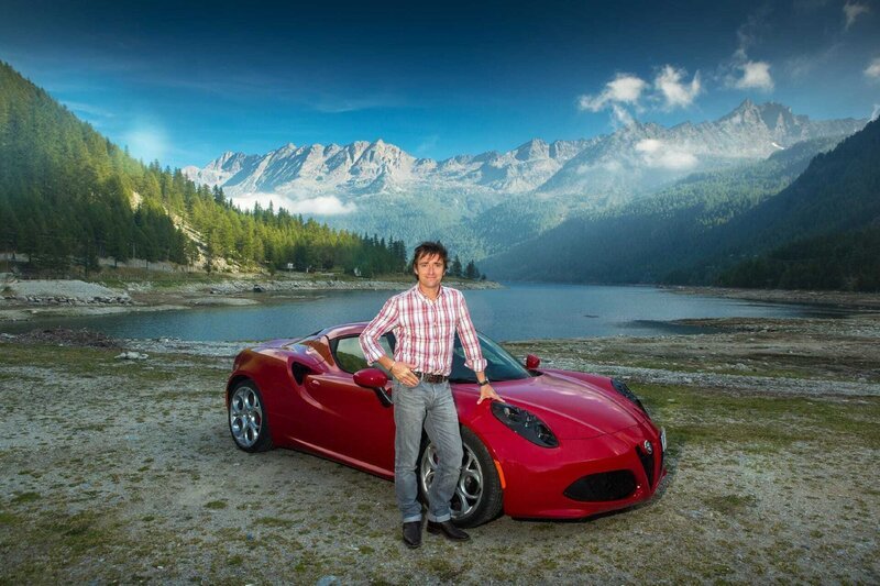 Richard Hammond mit dem Alfa Romeo 4C, der sich am Comer See gegen einen schwimmfähigen ATV Quad beweisen soll. – Bild: RTL NITRO /​ © BBC Worldwid