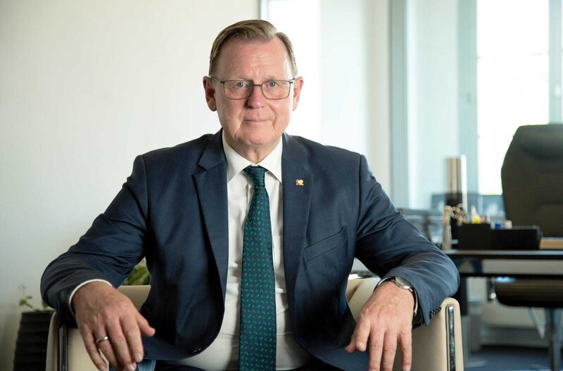 Legasthenie - Wir dachten immer, du bist dumm – Bild: Bildersturm Filmproduktion /​ Bodo Ramelow ist von Legasthenie betroffen: Der Ministerpräsident des Freistaats Thüringen hat ein legendäres Gedächtnis und hält Reden auswendig. Sein Problem hingegen ist das Schreiben.