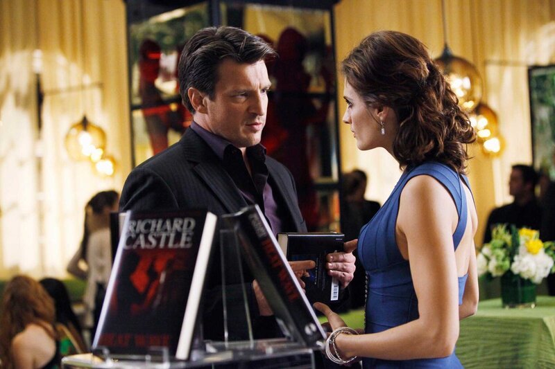 Kate Beckett (Stana Katic, r.) will von Richard Castle (Nathan Fillion, l.) wissen, ob er das verlockende Angebot seiner Agentin angenommen hat. – Bild: Universal TV