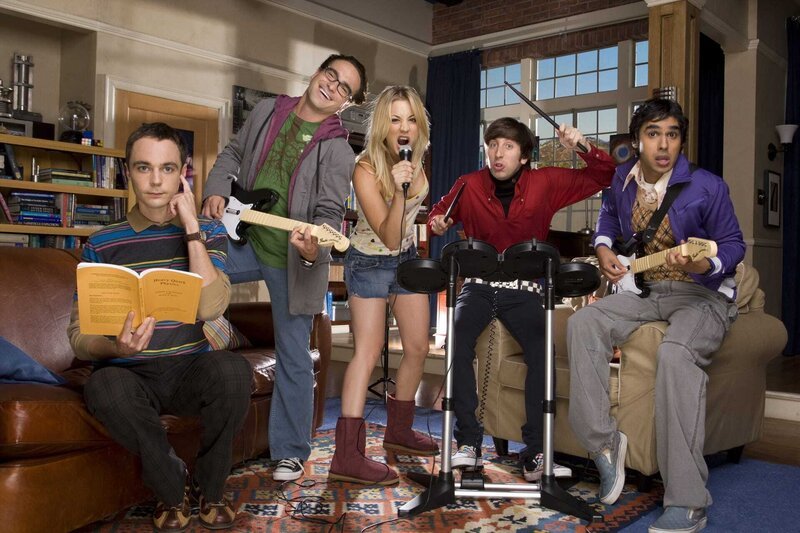 (3. Staffel) – Durch die äußerst attraktive Penny (Kaley Cuoco, M.) wird das Leben der introvertierten Freunde Leonard (Johnny Galecki, 2.v.l.), Sheldon (Jim Parsons, l.), Rajesh (Kunal Nayyar, r.) und Howard (Simon Helberg, 2.v.r.) völlig auf den Kopf gestellt … – Bild: Warner Bros. Television Lizenzbild frei
