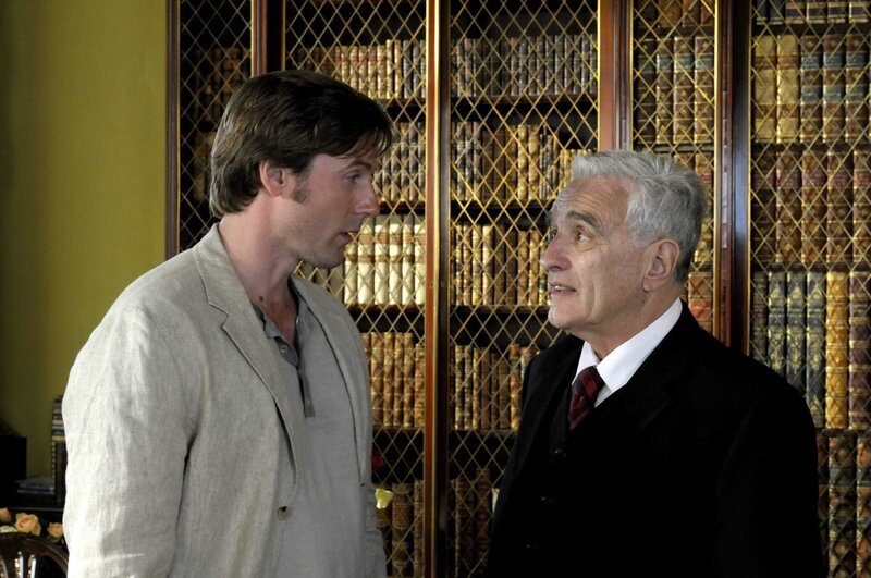 Tom (Christoph Mory, l.) bietet George (Michael Degen, r.) seine Hilfe an. Jedoch nicht ganz uneigennützig. – Bild: ZDF und Katrin Knoke