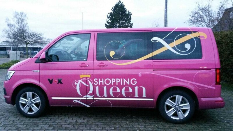 Der Shopping Queen Bus mit neuem Logo. – Bild: VOX