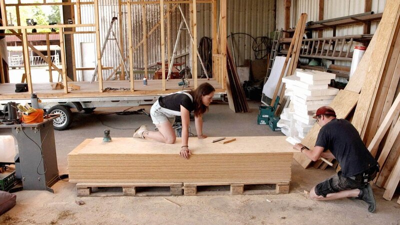 Die Dokumentation zeigt Beispiele für neue Wohntrends: Vom selbst gebauten Mini-Haus auf Rädern, an dem Alexander und Rike bauen (Foto), über urbane Wohnhütten und professionell gebauten Tiny Houses bis hin zu schwimmenden Mini-Hausbooten – Bild: RTL /​ Thomas Pechlof