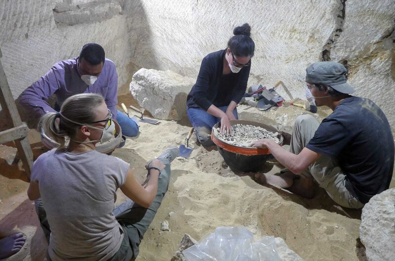 Rätselhafte Hundemumien – Bild: Michael Gregor /​ Ein internationales Team unter Leitung der Münchener Archäologin Dr. Mélanie Flossmann-Schütze (2.v.r.) erforscht eine neuentdeckte Grabanlage im mittelägyptischen Tuna el-Gebel.