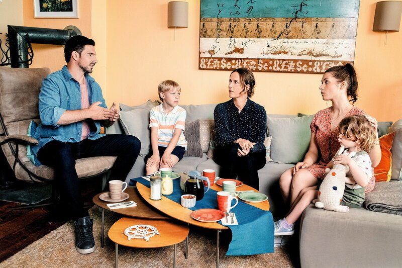 Du sollst hören Benjamin Piwko als Simon Ebert, Leif-Eric Werk als Mats Ebert, Claudia Michelsen als Jolanda Helbig, Anne Zander als Conny Ebert, Delia Pfeffer als Mila Ebert SRF/ZDF/Silviu Guiman – Bild: SRF2 Du sollst hören Benjamin Piwko als Simon Ebert, Leif-Eric Werk als Mats Ebert, Claudia Michelsen als Jolanda Helbig, Anne Zander als Conny Ebert, Delia Pfeffer als Mila Ebert SRF/ZDF/Silviu Guiman – Bild: SRF2