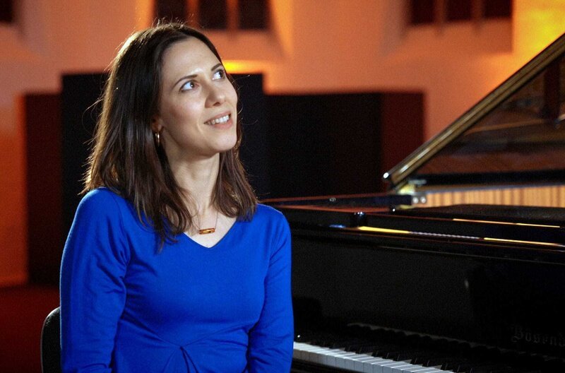 Die deutsche Jazzmusikerin Olivia Trummer spielt Klavier und singt. Auch sie steht in der Tradition des legendären Pianisten, Arrangeurs und Komponisten Jacques Loussier (1934–2019). – Bild: SWR/Aulne Carité/EuroArts / Die deutsche Jazzmusikerin Olivia Trummer spielt Klavier und singt. Auch sie steht in der Tradition des legendären Pianisten, Arrangeurs und Komponisten Jacques Loussier (1934–2019). Die deutsche Jazzmusikerin Olivia Trummer spielt Klavier und singt. Auch sie steht in der Tradition des legendären Pianisten, Arrangeurs und Komponisten Jacques Loussier (1934–2019). – Bild: SWR/Aulne Carité/EuroArts / Die deutsche Jazzmusikerin Olivia Trummer spielt Klavier und singt. Auch sie steht in der Tradition des legendären Pianisten, Arrangeurs und Komponisten Jacques Loussier (1934–2019).