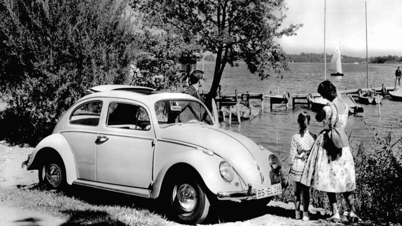 Der Deutschen liebstes motorisiertes Kind in der Nachkriegszeit war der VW Käfer. Er machte sie auf dem Weg zur Arbeit wie zur Erholung mobil. – Bild: ZDF und pa/​dpa-Bildfunk./​pa/​dpa-Bildfunk