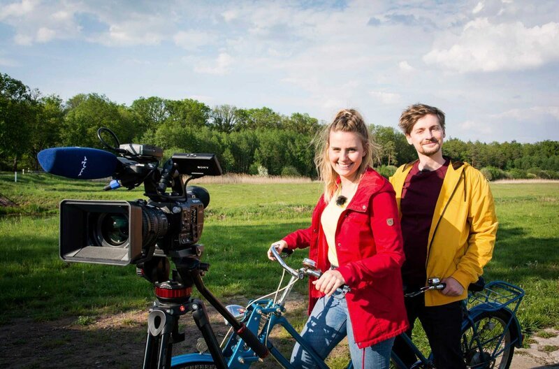 Elisa und Elias auf Tandemtour entlang der früheren Grenze – Bild: MDR/​414 Films/​Kristina Tschesch