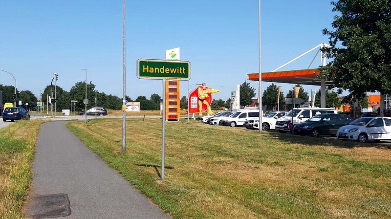 Der Autohof in Handewitt liegt direkt an der A7, nur einen Katzensprung von der deutsch-dänischen Grenze entfernt. – Bild: NDR/​Produktion Clipart