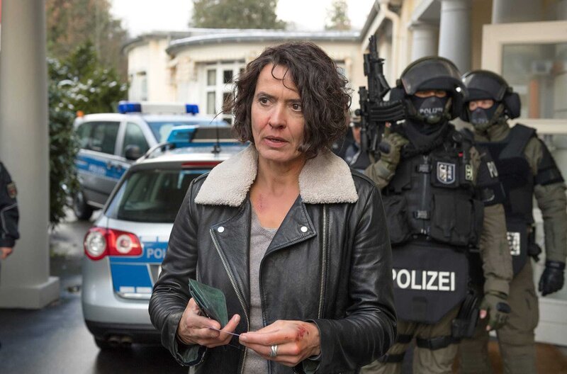 Lena Odenthal (Ulrike Folkerts) ist bei ihren Ermittlungen einem geplanten Anschlag auf die Spur gekommen. – Bild: SWR/​Alexander Kluge