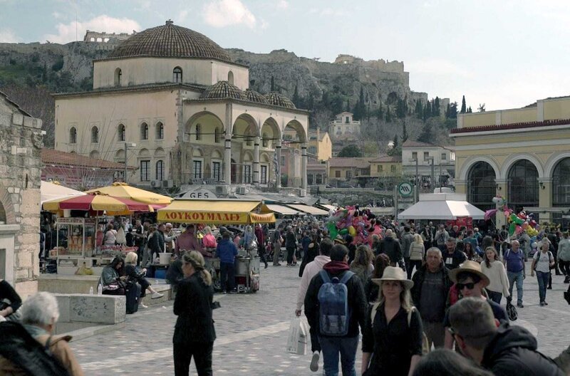 Vor der Kulisse Athens ermittelt der berühmteste Kommissar Griechenlands: Inspektor Kostas Charitos. – Bild: Elephant Doc /​ Vor der Kulisse Athens ermittelt der berühmteste Kommissar Griechenlands: Inspektor Kostas Charitos.