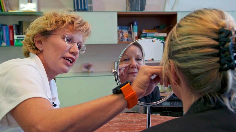 Sabine Zupfer will sich von Annette Kotzur (li.) „verschönern“ lassen. – Bild: SWR Sabine Zupfer will sich von Annette Kotzur (li.) „verschönern“ lassen. – Bild: SWR