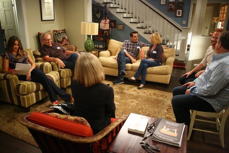 Modern Family S07E08 Räum deine RamschSchublade auf (Clean Out Your Junk Drawer