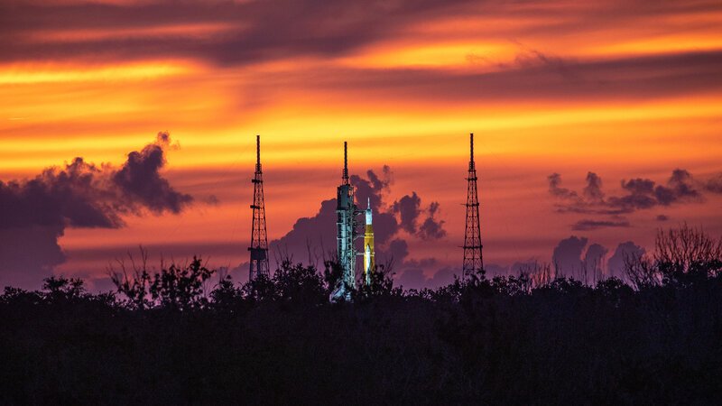 Ein Sonnenaufgang beleuchtet das Space Launch System der NASA und das Orion-Raumschiff in Florida am 22. August 2022. – Bild: BILD