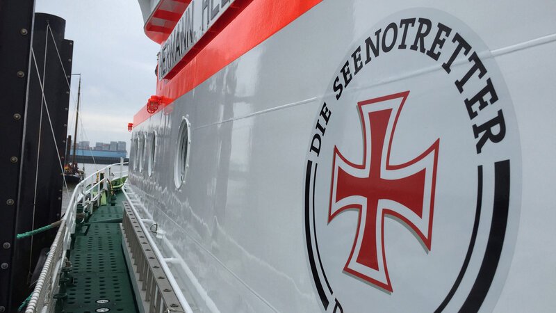 Die Schiffe der DGzRS sind Spezialanfertigungen: hochmotorisiert und für den stärksten Seegang gebaut. Die Boote können durchkentern, also sich im Wasser überschlagen, und sind dennoch weiter seetüchtig. – Bild: BILD Die Schiffe der DGzRS sind Spezialanfertigungen: hochmotorisiert und für den stärksten Seegang gebaut. Die Boote können durchkentern, also sich im Wasser überschlagen, und sind dennoch weiter seetüchtig. – Bild: BILD