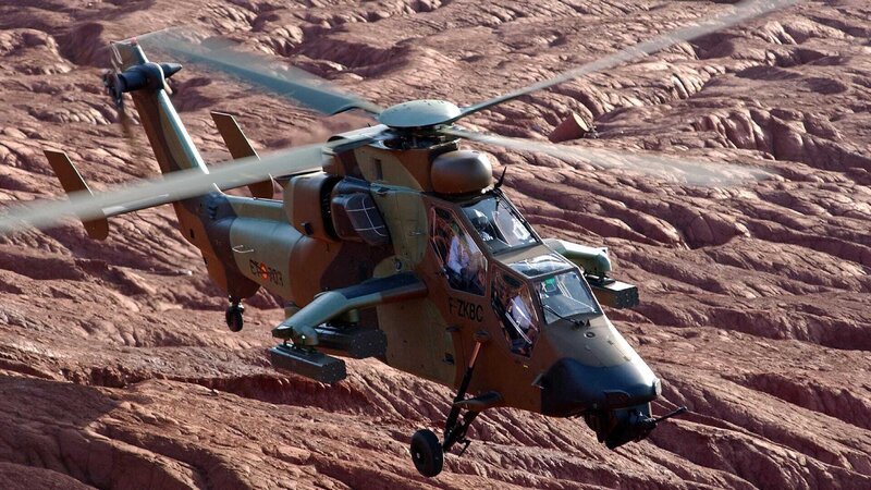 Ausgerüstet mit neuester Elektronik und Aufklärungstechnik können die Piloten des „Tigers“ selbst aus acht Kilometern Entfernung ein Auto-Kennzeichen ablesen. Das macht den Kampfhubschrauber zum „fliegenden Auge“. – Bild: WELT Ausgerüstet mit neuester Elektronik und Aufklärungstechnik können die Piloten des „Tigers“ selbst aus acht Kilometern Entfernung ein Auto-Kennzeichen ablesen. Das macht den Kampfhubschrauber zum „fliegenden Auge“. – Bild: WELT