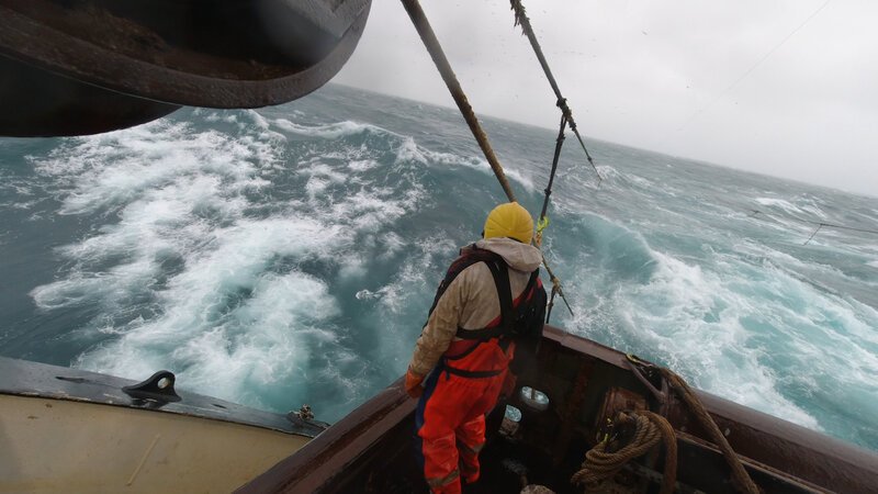 Die Arbeit an Bord ist ein Knochenjob und die Crew wird immer wieder Extremsituationen ausgesetzt. – Bild: BILD