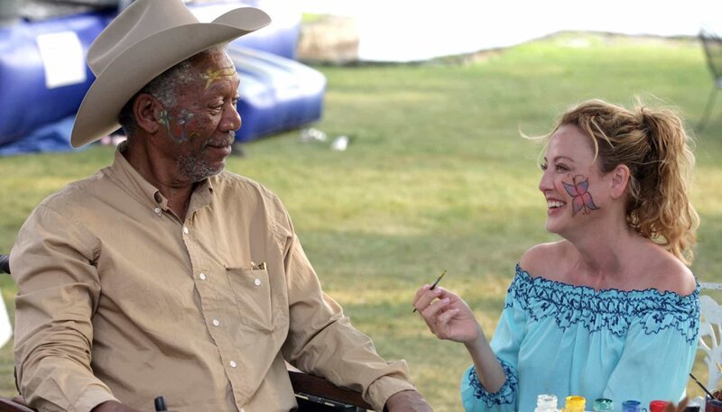 Monte (Morgan Freeman) lernt die allein erziehende Charlotte (Virginia Madsen) kennen – Bild: ZDF und ARD Degeto.