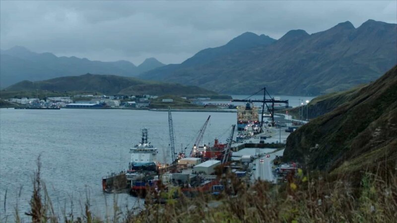Der Hafen von Dutch Harbor ist vom Ulakta Drive im Norden der Insel aus zu sehen, mit dem Flughafen und der Nateekin Bay im Hintergrund im Süden der Insel. (National Geographic) – Bild: National Geographic /​ National Geographic