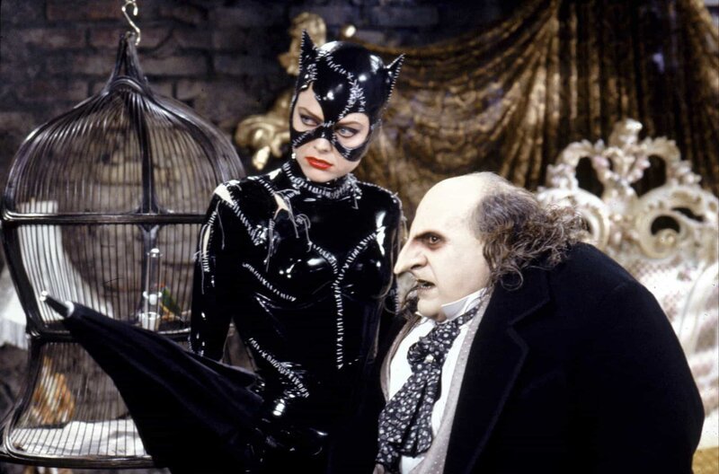 Catwoman (Michelle Pfeiffer) verbündet sich mit dem Pinguin (Dany DeVito) um Batman zu vernichten. – Bild: Turner / © 1992 WARNER BROS. ENTERTAINMENT INC. Catwoman (Michelle Pfeiffer) verbündet sich mit dem Pinguin (Dany DeVito) um Batman zu vernichten. – Bild: Turner / © 1992 WARNER BROS. ENTERTAINMENT INC.