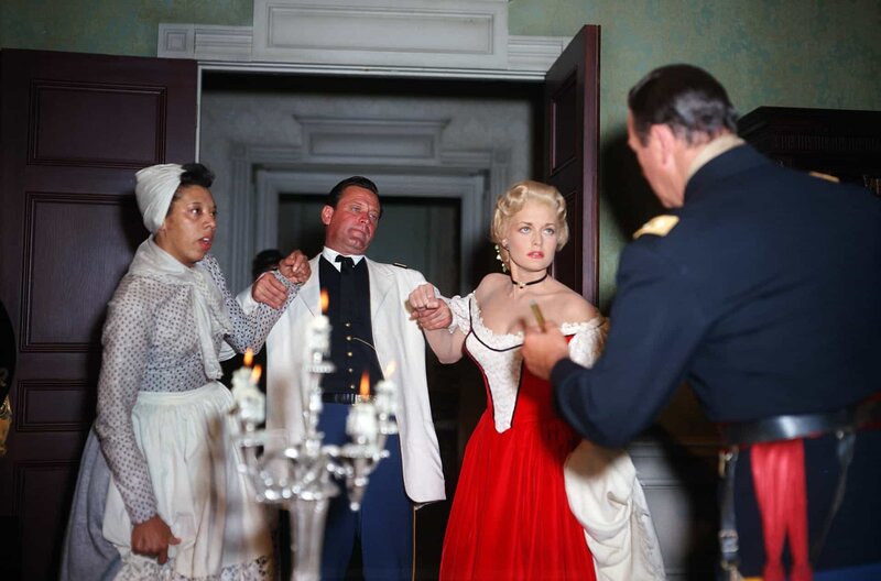 Der letzte Befehl – Bild: 2023 Metro-Goldwyn-Mayer Studios Inc./​All rights reserved /​ Major Kendall (William Holden, 2.v.l.) erwischt Hannah Hunter (Constance Towers, 3.v.l.) und Lukey (Althea Gibson, li.) beim Lauschen. Er führt die beiden Frauen Colonel John  …