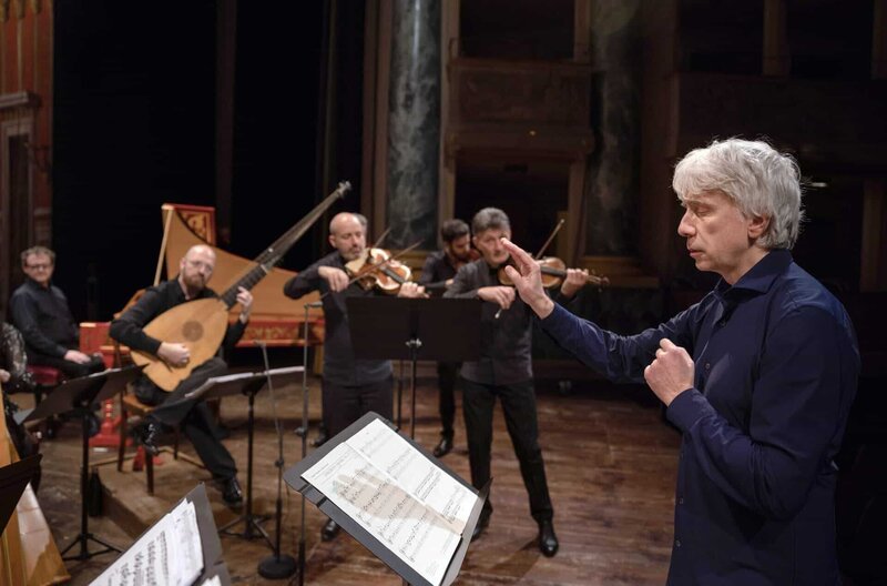 Dirigent Giovanni Antonini und sein Originalklangensemble Il Giardino Armonico – Bild: Emilian Tsubaki/​Accentus Music /​ © Emilian Tsubaki/​Accentus Music