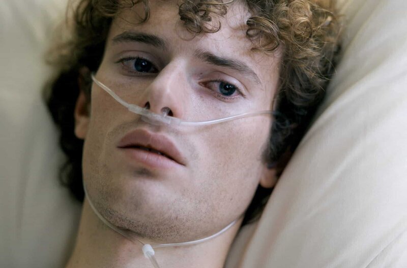 Nach einem dreijährigen Koma wacht Thomas (Txomin Vergez) im Krankenhaus auf und erfährt, dass seine Familie bei einem Massaker ermordet wurde und er selbst nur knapp überlebt hat. – Bild: Stromboli Films /​ Nach einem dreijährigen Koma wacht Thomas (Txomin Vergez) im Krankenhaus auf und erfährt, dass seine Familie bei einem Massaker ermordet wurde und er selbst nur knapp überlebt hat.