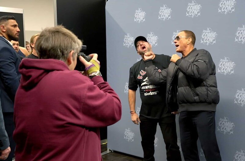 Jean-Claude Van Damme (re.) posiert 2022 bei der Comic Con in Dortmund. – Bild: Flair Production /​ Jean-Claude Van Damme (re.) posiert 2022 bei der Comic Con in Dortmund.