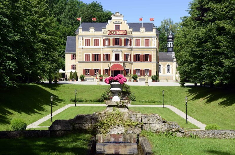 Der Fürstenhof, ein fiktives oberbayerisches Luxushotel, ist Schauplatz der erfolgreichsten Telenovela im deutschen Fernsehen. Bild: Der Fürstenhof im Sommer. – Bild: ARD/​BR/​Manfred Laemmerer