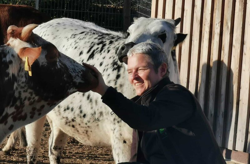 Tierärztin Bianca Reith hat in Fulda mit viel Herzblut einen einzigartigen Mensch-Tier-Begegnungszoo aufgebaut. Hier sollen Menschen sowohl Nutztiere wie auch exotischere Tiere intensiver kennenlernen. – Bild: BR/​HR