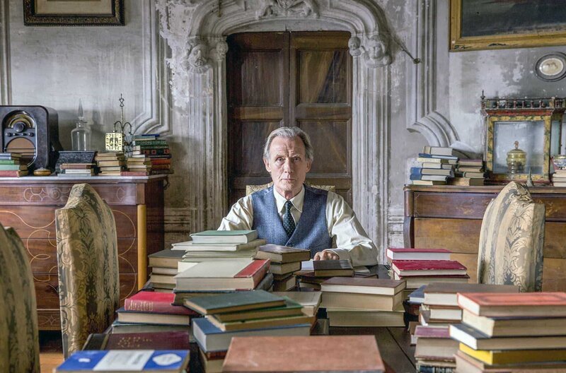 Edmund Brundish (Bill Nighy) liebt Bücher und verschlingt diese von morgens bis abends, alleine in seinem Haus. – Bild: Lisbeth Salas / Edmund Brundish (Bill Nighy) liebt Bücher und verschlingt diese von morgens bis abends, alleine in seinem Haus. Edmund Brundish (Bill Nighy) liebt Bücher und verschlingt diese von morgens bis abends, alleine in seinem Haus. – Bild: Lisbeth Salas / Edmund Brundish (Bill Nighy) liebt Bücher und verschlingt diese von morgens bis abends, alleine in seinem Haus.