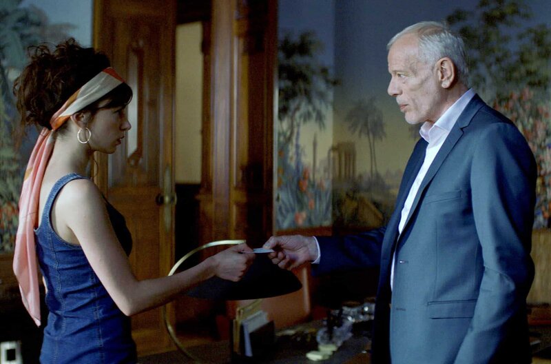 Das war nicht mehr ich – Bild: Image et Compagnie /​ Laura (Alba Gaïa Bellugi) wird vom Bürgermeister Quentin Le Bars (Pascal Greggory) zum Gespräch in sein Büro eingeladen. Er soll ihr bei der Suche nach einer Wohnung helfen …