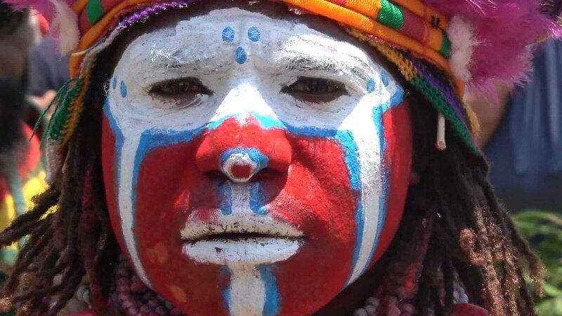 Während in der Stadt die Raskol-Banden ihr Unwesen treiben, kämpfen auf dem Land die Clans ums Überleben. In Racheakten bekämpfen sie sich gegenseitig. – Bild: ZDF und Alexandre SpalaĎkovitch