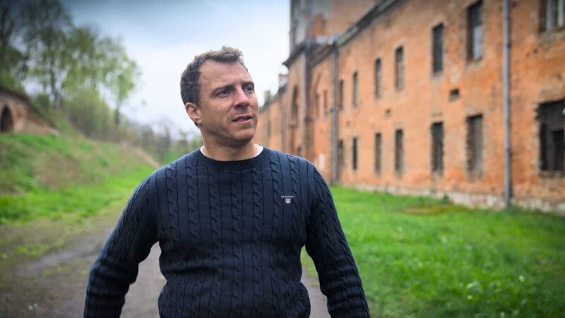Arthur Williams vor der Festung Modlin in Nowy Dwór Mazowiecki, Polen. (National Geographic für Disney) – Bild: National Geographic for Disney /​ Disney