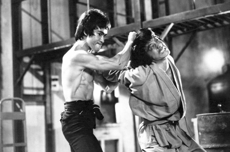 Er ist Filmstar, Kung-Fu-Meister, tollpatschiger Anti-Held, genialer Stuntman, begnadeter Choreograph, aber auch Sänger, Produzent, Regisseur, Drehbuchautor, Modeschöpfer und vieles mehr: Jackie Chan ist ein absolutes Ausnahmetalent. – Bild: ARTE France / © Warner Bros. / © Warner Bros. Er ist Filmstar, Kung-Fu-Meister, tollpatschiger Anti-Held, genialer Stuntman, begnadeter Choreograph, aber auch Sänger, Produzent, Regisseur, Drehbuchautor, Modeschöpfer und vieles mehr: Jackie Chan ist ein absolutes Ausnahmetalent. – Bild: ARTE France / © Warner Bros. / © Warner Bros.
