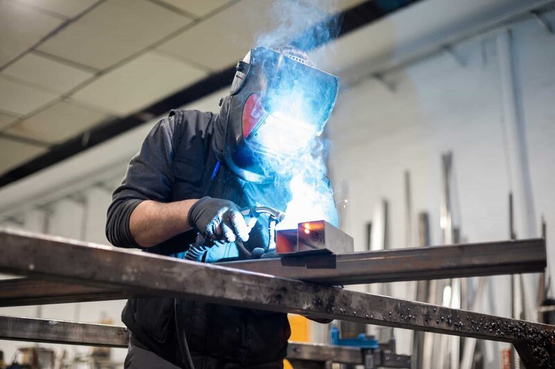 A man working as a welder in a protective mask and work clothes – Bild: Shutterstock /​ Shutterstock /​ Copyright (c) 2023 Yiistocking/​Shutterstock. No use without permission.