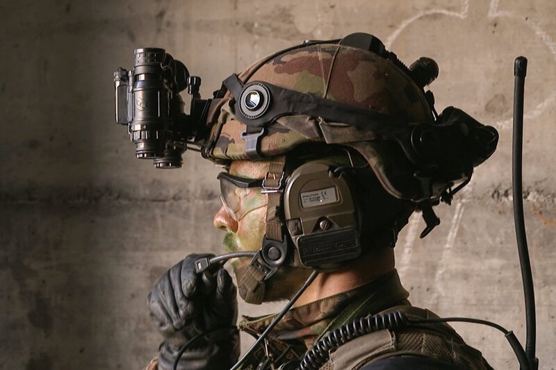 SRF DOK Die Schweizer Armee der Zukunft – Cyberkrieg, Luftabwehr und Bodentruppen Ein Grenadier der Schweizer Armee trainiert für den Ernstfall. SRF – Bild: SRF1 SRF DOK Die Schweizer Armee der Zukunft – Cyberkrieg, Luftabwehr und Bodentruppen Ein Grenadier der Schweizer Armee trainiert für den Ernstfall. SRF – Bild: SRF1