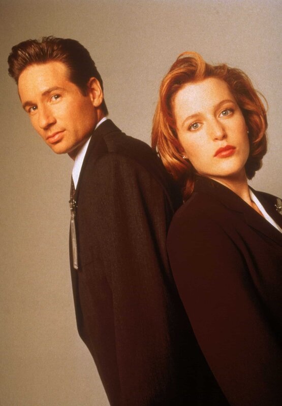 L-R: Mulder (David Duchovny), Scully (Gillian Anderson) – Bild: SYFY