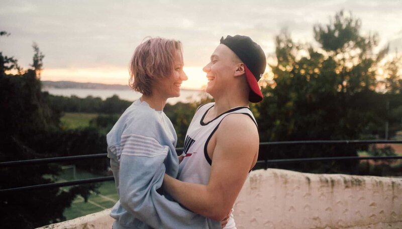 Bruno (Julius Nitschkoff ) und Toni (Lana Cooper) feiern Geburtstag. Weiteres Bildmaterial finden Sie unter www.br-foto.de. – Bild: BR/​Film- und Medienstiftung Nordrhein-Westfalen/​Katharina Kolleczek & Lea Neu Kalekone Film GbR/​ifs int. filmschule köln