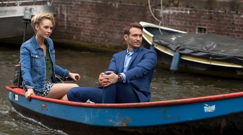 Max (Vladimir Burlakov) und Sophie (Bracha van Doesburgh) finden die Liebe in Amsterdam. – Bild: ARD Degeto/​BR/​Conny Klein/​Conny Klein
